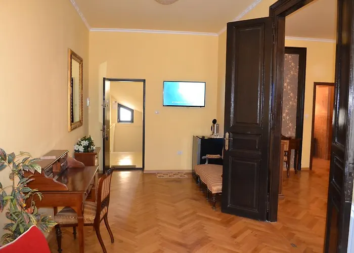 Casa Republicii 3* בראשוב